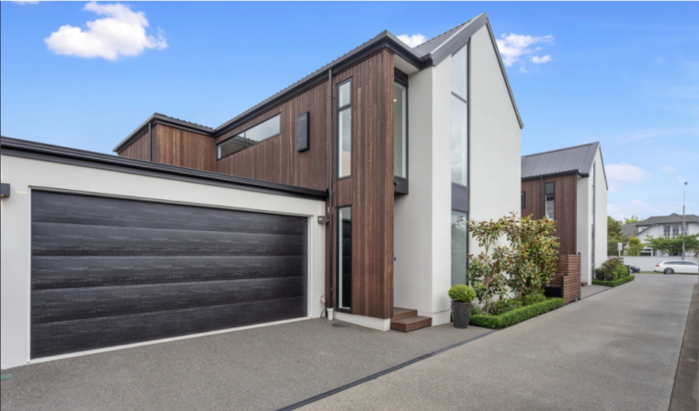 2-44 St Albans - Front entrance